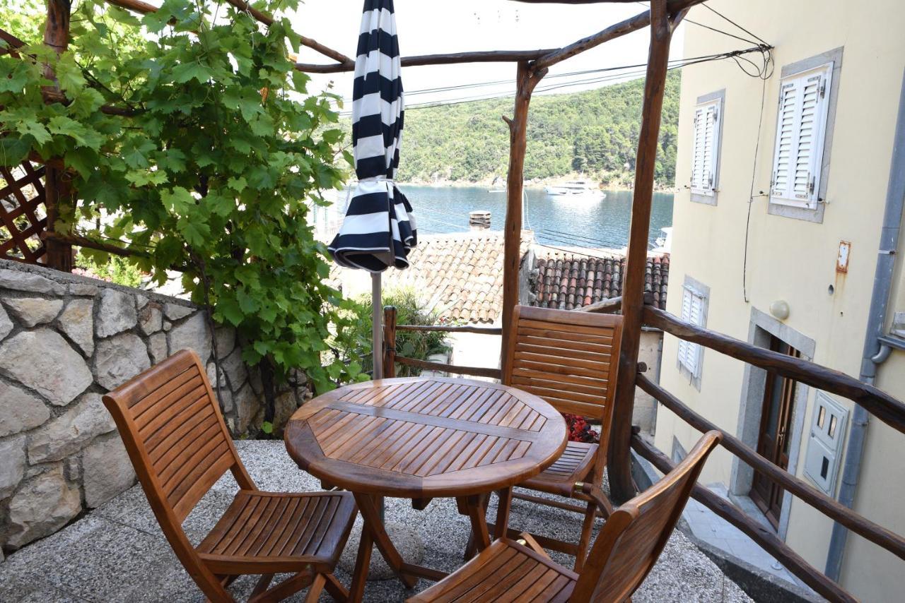 Apartment Anamarija Valun Exterior photo
