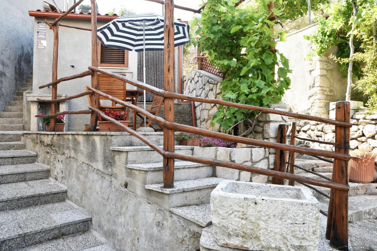 Apartment Anamarija Valun Exterior photo