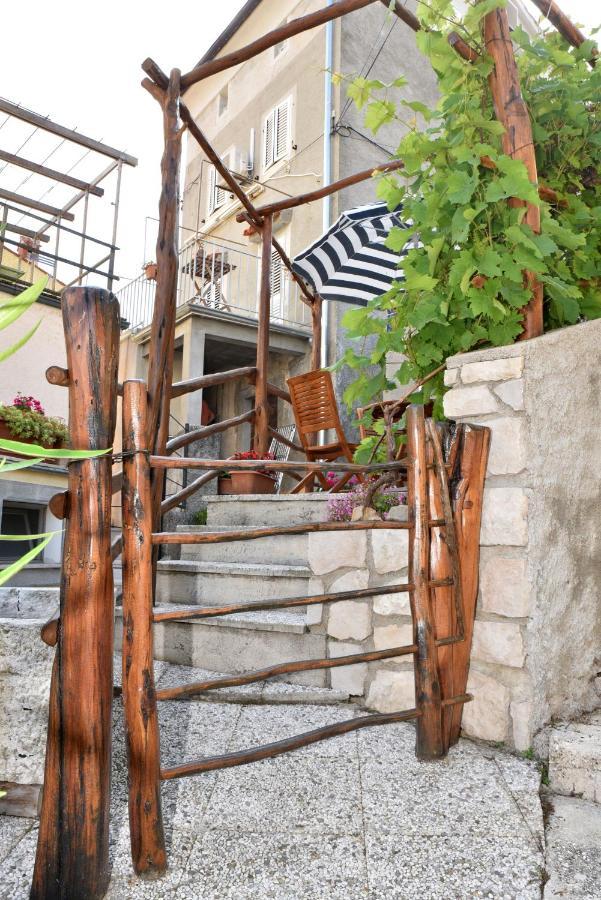 Apartment Anamarija Valun Exterior photo