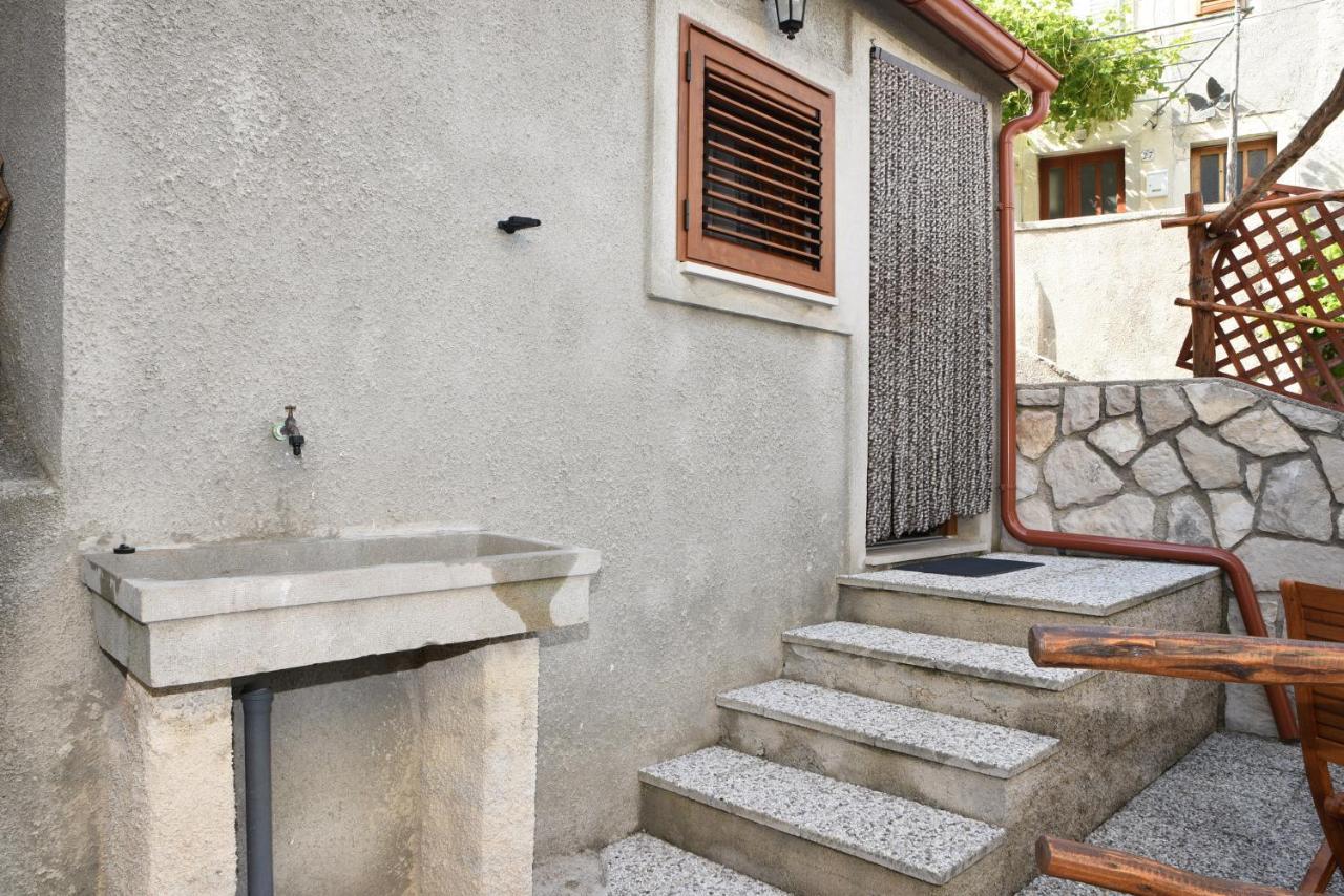 Apartment Anamarija Valun Exterior photo