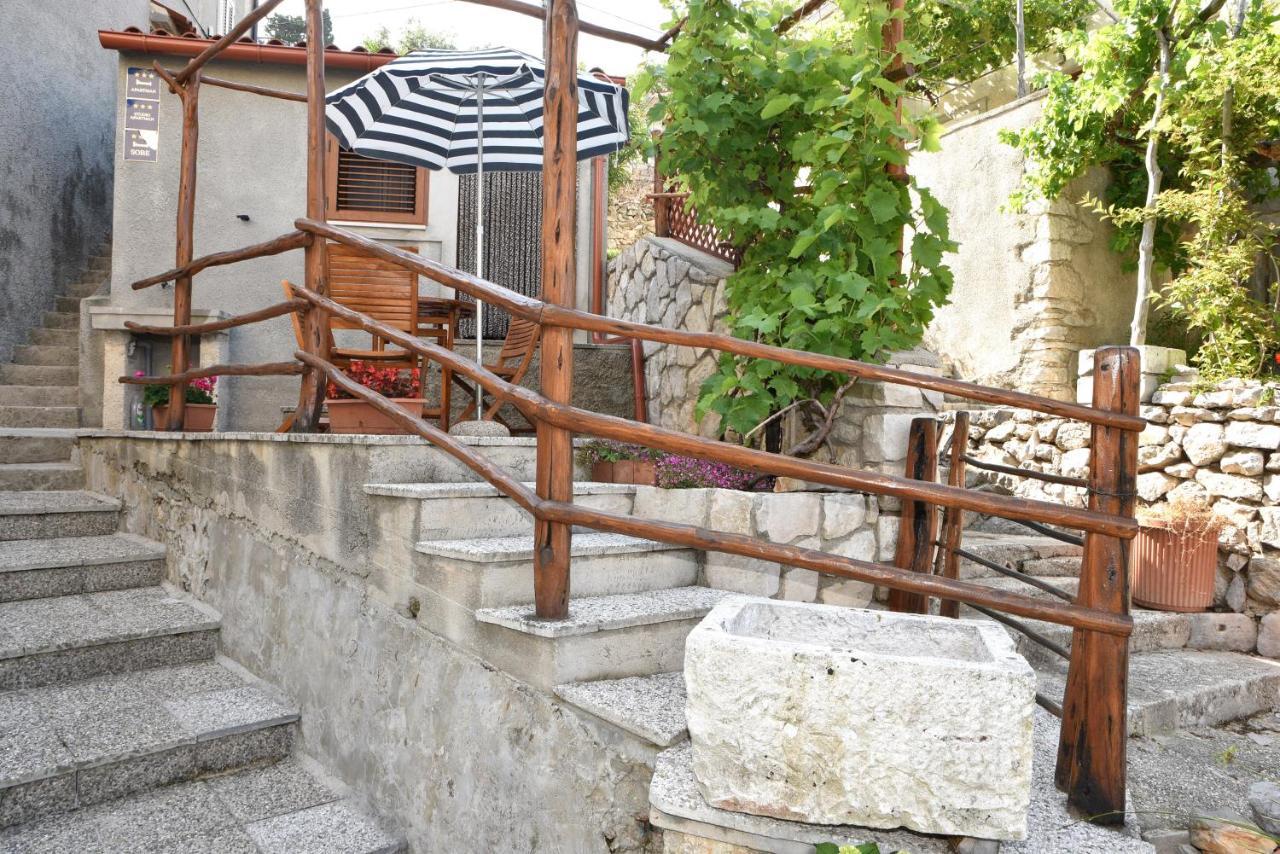 Apartment Anamarija Valun Exterior photo